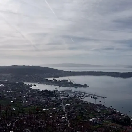 Curic アパート トロギール